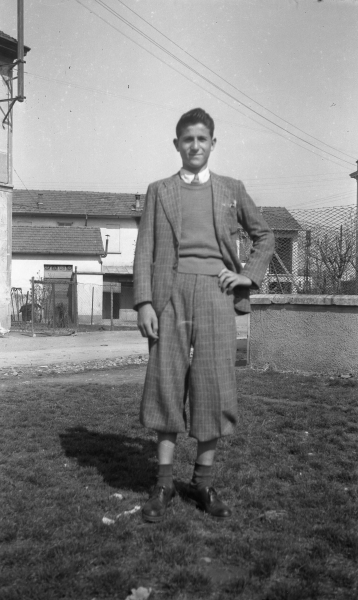 Ragazzo vestito a festa con pantaloni alla Zuava. - Archivio Immagini -  ARCHIVIO STORICO della città di Concorezzo