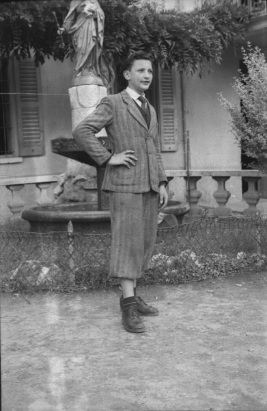 Luigi Lecchi nel cortile dell'oratorio con pantaloni alla zuava, usual -  Archivio Immagini - ARCHIVIO STORICO della città di Concorezzo